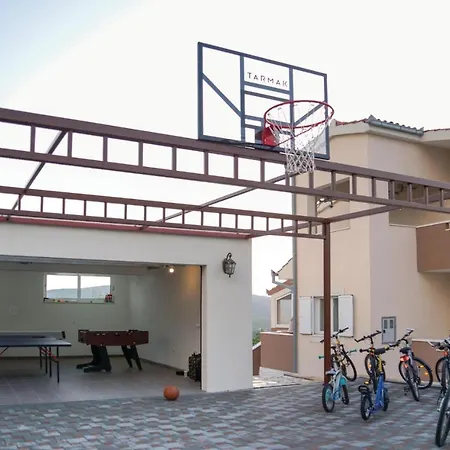 Holiday home In With Kitchen *