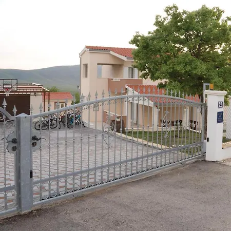 Holiday home In With Kitchen Radosic (Lecevica)